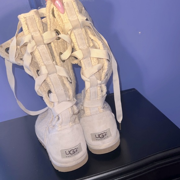 UGGS Women size 8. Cream lace up. - Picture 3 of 6
